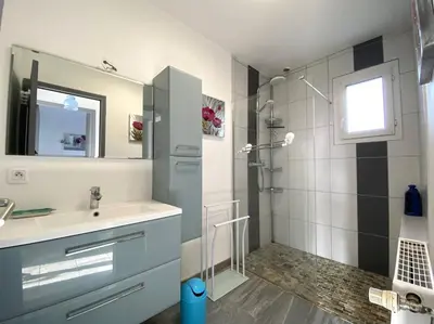 Salle de bains dans l'établissement Maison VUE MER, jardin, terrasse, WIFI, au SUD, à TREBEURDEN - Réf 663