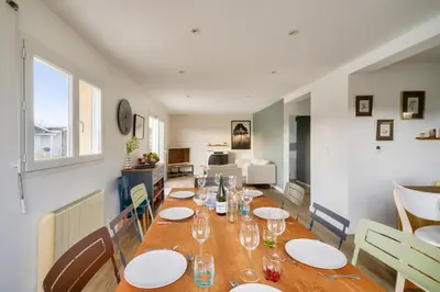Coin salon dans l'établissement Maison avec piscine pour 8 - 500m de la plage