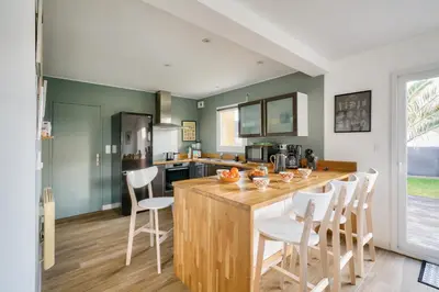 Cuisine ou kitchenette dans l'établissement Maison avec piscine pour 8 - 500m de la plage