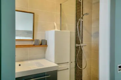 Salle de bains dans l'établissement Maison avec piscine pour 8 - 500m de la plage