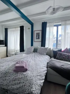 Un ou plusieurs lits dans un hébergement de l'établissement Appartement duplex rénové, plein bourg, vue mer