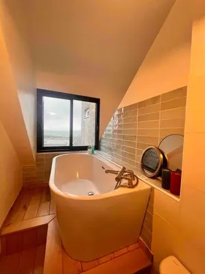 Salle de bains dans l'établissement Appartement duplex rénové, plein bourg, vue mer