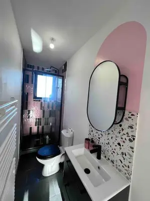 Salle de bains dans l'établissement Appartement duplex rénové, plein bourg, vue mer