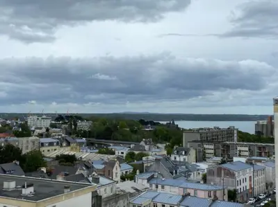 Vue générale sur Brest ou vue de la ville depuis l'appartement