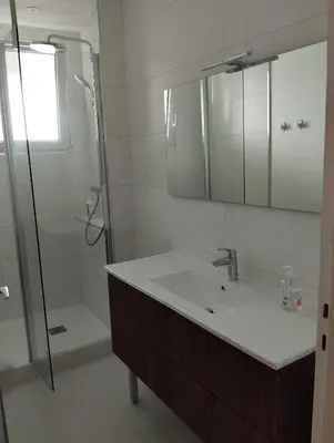 Salle de bains dans l'établissement Appt 2 ch vue mer à 5' de la gare de BREST
