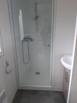 Salle de bains dans l'établissement Bungalow à la Baie de Kernic