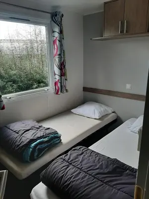 Un ou plusieurs lits dans un hébergement de l'établissement Bungalow à la Baie de Kernic