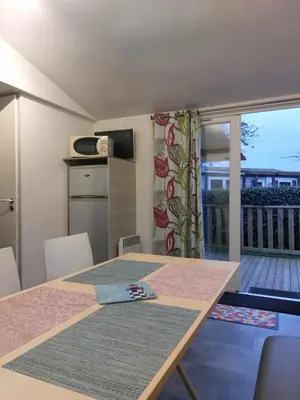 Cuisine ou kitchenette dans l'établissement Bungalow à la Baie de Kernic