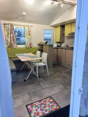 Cuisine ou kitchenette dans l'établissement Bungalow à la Baie de Kernic