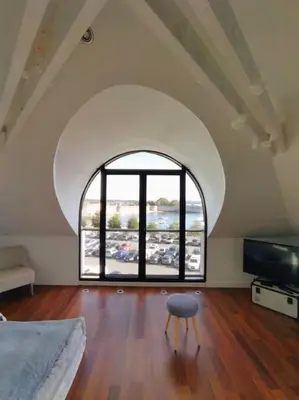 Télévision ou salle de divertissement dans l'établissement LOFT face à la ville Close Concarneau