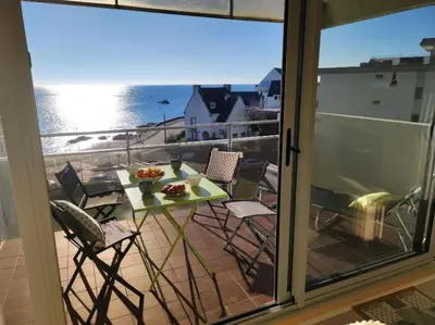 Vue générale sur la mer ou vue sur la mer prise depuis l'appartement