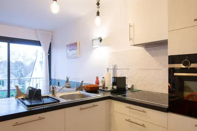 Cuisine ou kitchenette dans l'établissement 350m plage de la Cale de Beg Meil, cocon pour 2