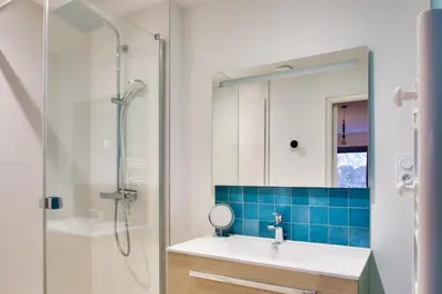 Salle de bains dans l'établissement 350m plage de la Cale de Beg Meil, cocon pour 2