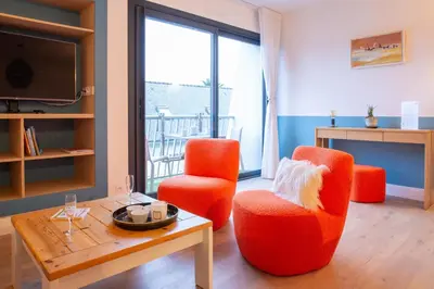Coin salon dans l'établissement 350m plage de la Cale de Beg Meil, cocon pour 2