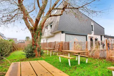 Jardin de l'établissement 350m plage de la Cale de Beg Meil, cocon pour 2