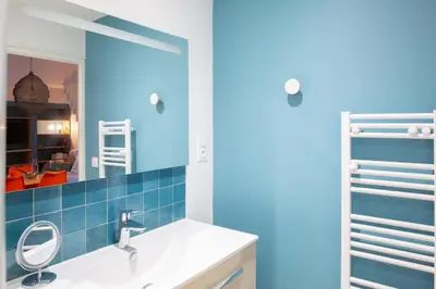 Salle de bains dans l'établissement 350m plage de la Cale de Beg Meil, cocon pour 2