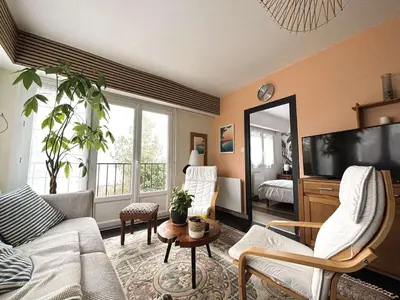 Télévision ou salle de divertissement dans l'établissement Appartement rénové à Fouesnant, 4 pers. à 50m de la plage de Cap Coz, parking privé - FR-1-481-155