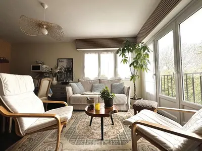 Coin salon dans l'établissement Appartement rénové à Fouesnant, 4 pers. à 50m de la plage de Cap Coz, parking privé - FR-1-481-155