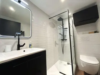 Salle de bains dans l'établissement Appartement rénové à Fouesnant, 4 pers. à 50m de la plage de Cap Coz, parking privé - FR-1-481-155