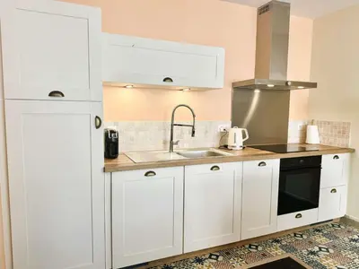Cuisine ou kitchenette dans l'établissement Appartement rénové à Fouesnant, 4 pers. à 50m de la plage de Cap Coz, parking privé - FR-1-481-155