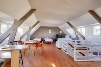 Télévision ou salle de divertissement dans l'établissement Vue sur le port - Maison pour 10 avec jardin