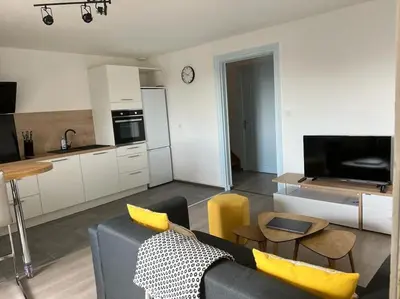 Cuisine ou kitchenette dans l'établissement Logement au centre du Conquet