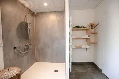 Salle de bains dans l'établissement La Villa de Pen ar Menez superbe vue sur la campagne-plages à 5 min-SPA