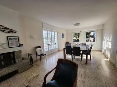 Télévision ou salle de divertissement dans l'établissement Grande maison en bord de mer