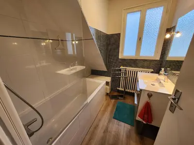 Salle de bains dans l'établissement Grande maison en bord de mer