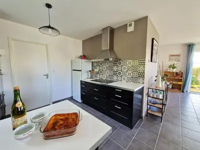 Cuisine ou kitchenette dans l'établissement Modern house near the coast