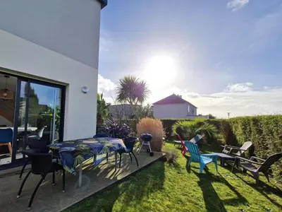 Jardin de l'établissement Modern house near the coast