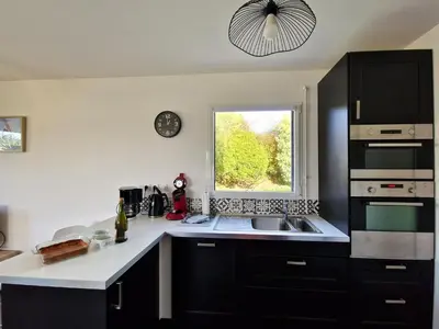 Cuisine ou kitchenette dans l'établissement Modern house near the coast