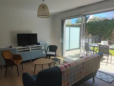 Télévision ou salle de divertissement dans l'établissement TI YUSA Appartement Jardin à Concarneau