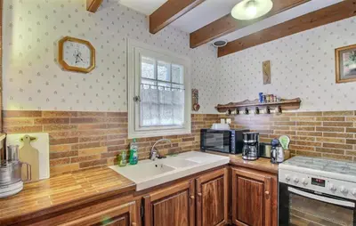 Cuisine ou kitchenette dans l'établissement 2 Bedroom Amazing Home In Ploudalmézeau