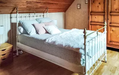 Un ou plusieurs lits dans un hébergement de l'établissement 2 Bedroom Amazing Home In Ploudalmézeau