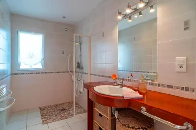 Salle de bains dans l'établissement La Familiale proche mer