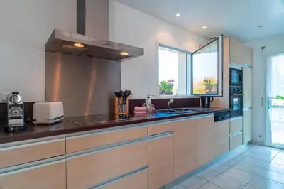 Cuisine ou kitchenette dans l'établissement La Familiale proche mer