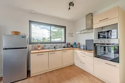 Cuisine ou kitchenette dans l'établissement gîte le bel air face à la mer