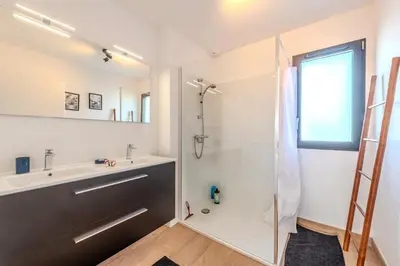 Salle de bains dans l'établissement gîte le bel air face à la mer