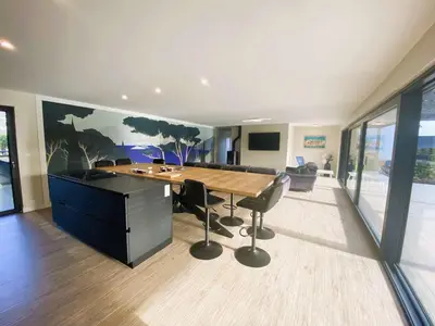 Télévision ou salle de divertissement dans l'établissement Fouesnant, superbe maison en bois, proche de la plage de Mousterlin