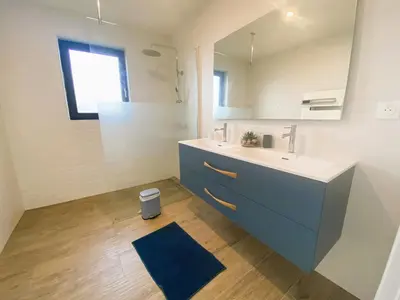 Salle de bains dans l'établissement Fouesnant, superbe maison en bois, proche de la plage de Mousterlin
