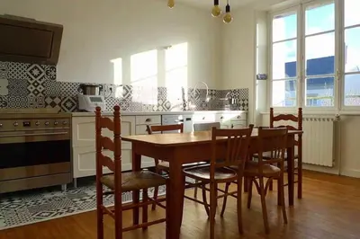 Cuisine ou kitchenette dans l'établissement Grande maison dans un village côtier du Finistère
