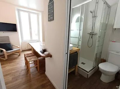 Salle de bains dans l'établissement Appartement au centre de TREBEURDEN et à 400m de la plage - Réf 662