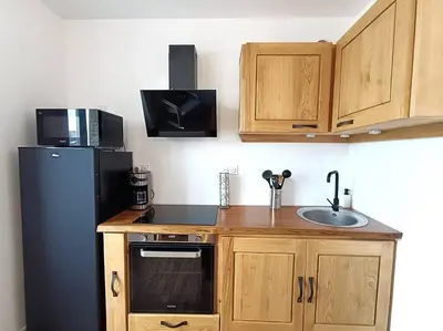 Cuisine ou kitchenette dans l'établissement Appartement au centre de TREBEURDEN et à 400m de la plage - Réf 662