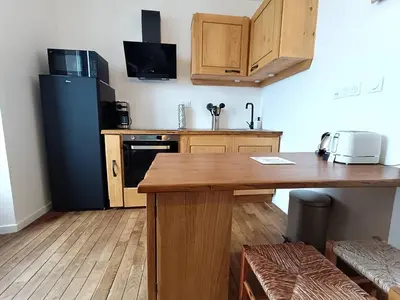 Cuisine ou kitchenette dans l'établissement Appartement au centre de TREBEURDEN et à 400m de la plage - Réf 662