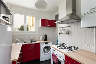 Cuisine ou kitchenette dans l'établissement Centre-ville et proche hôpital Morvan/T3 lumineux