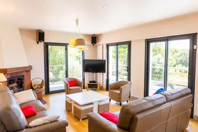 Télévision ou salle de divertissement dans l'établissement Villa KalonBreizh, Piscine privée chauffée & Sauna