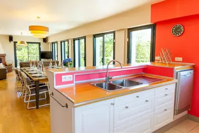 Télévision ou salle de divertissement dans l'établissement Villa KalonBreizh, Piscine privée chauffée & Sauna