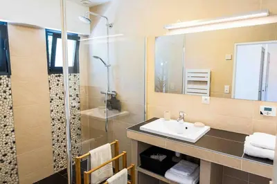 Salle de bains dans l'établissement Villa KalonBreizh, Piscine privée chauffée & Sauna