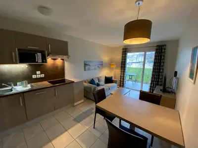 Cuisine ou kitchenette dans l'établissement Le Cabellou - Appt avec piscine commune